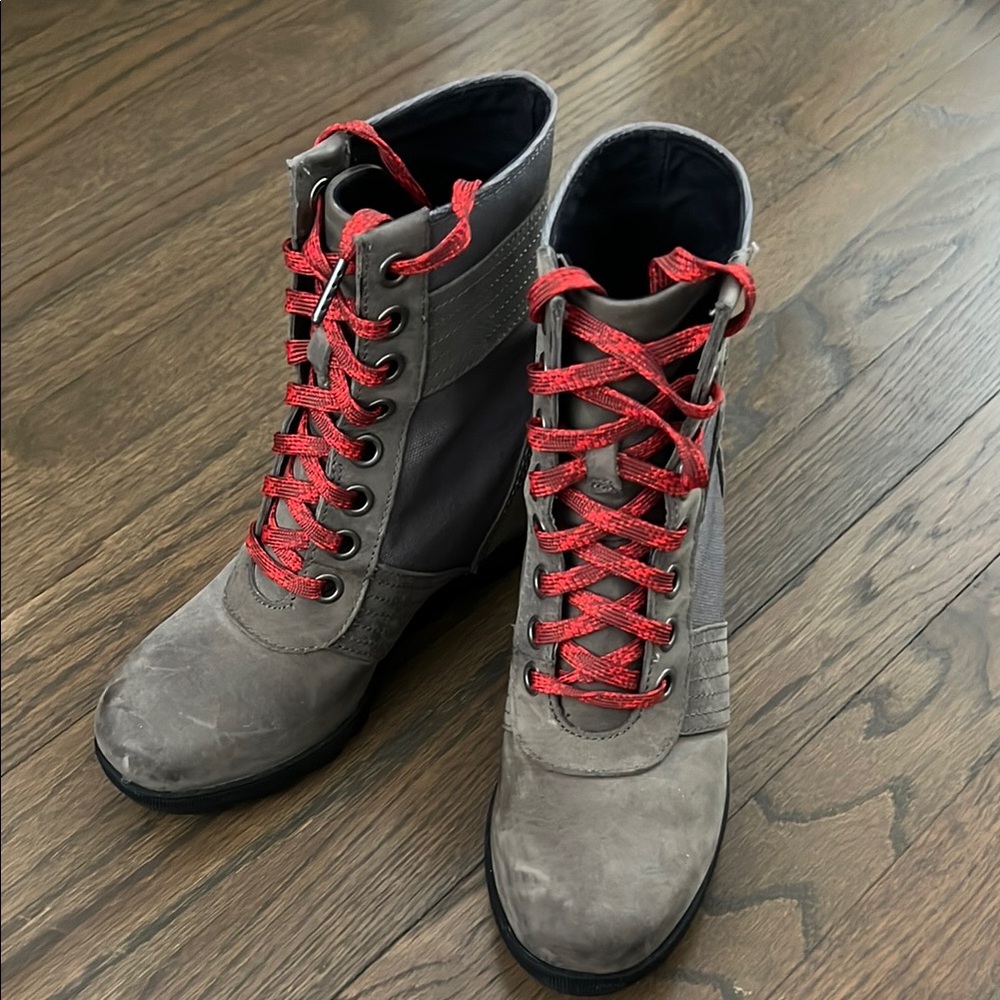 Sorel Lexi Wedge Boots (Gray with Red Laces)